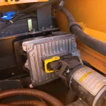 Perkins 1204F SCR-Tank und ACM-Anschluss