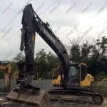 excavadora volvo ec220dl trabajando en obra de construcción