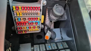 puerto diagnostico yanmar dentro cabina maquina